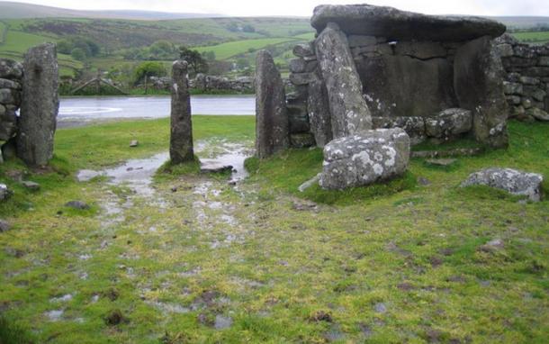 A la edad de bronce de la carcasa con un posible dolmen en Dartmoor, otro sitio en el condado de Devon, Inglaterra