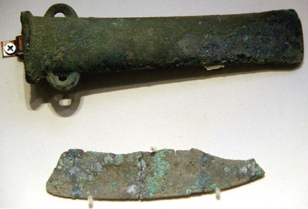 Bronce hacha & amp;  cuchillo de cobre, Qijia Cultura, Gansu.  Museo Nacional de China, Beijing, 2011.