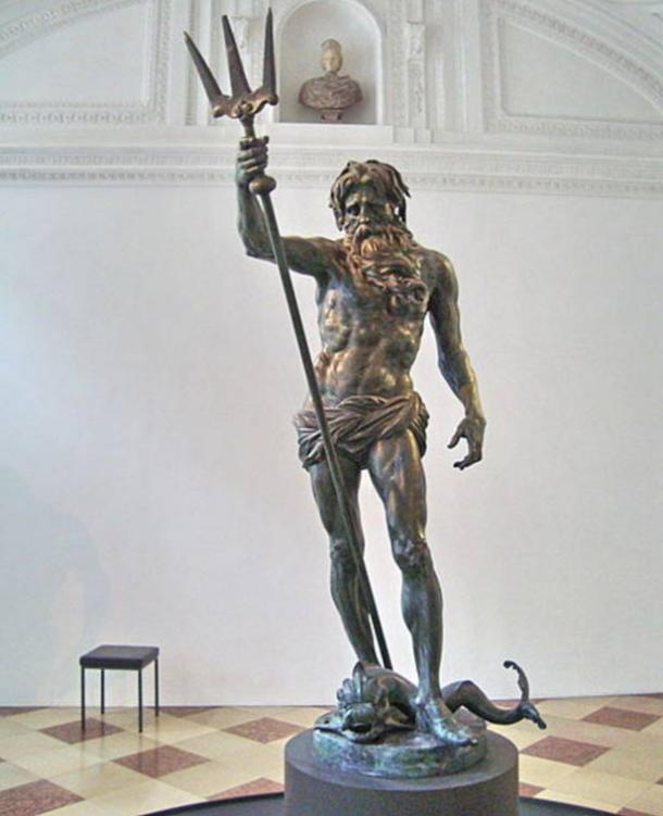 Бронзовая статуя Посейдона, который может быть похож на один якобы видели в кормилицей