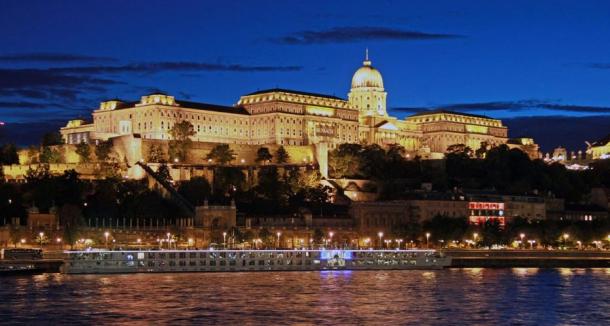 La increíble y extensa Castillo de Buda en Budapest, a orillas del río Danubio.