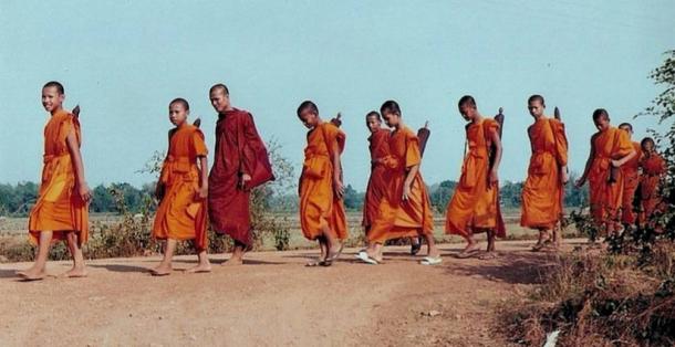 Monjes budistas en una peregrinación