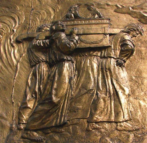 Carrying the Ark of the Covenant: gilded bas-relief at the Auch Cathedral