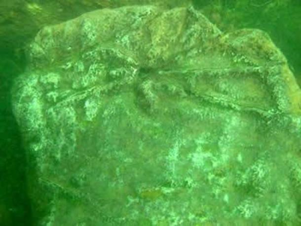 Tallas encontradas en una de las piedras en las ruinas submarinas en Fuxian Lake. 