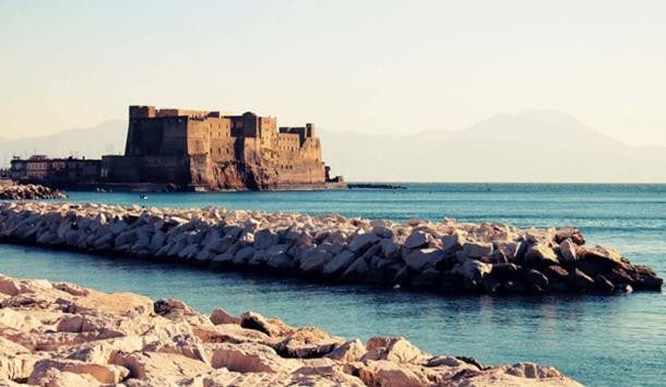 Castel dell'Ovo, Nápoles.  (Dominio publico)
