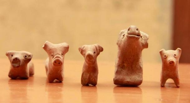 Juguetes de la arcilla que se encuentran en Rakhigarhi incluían animales y figuras míticas. 