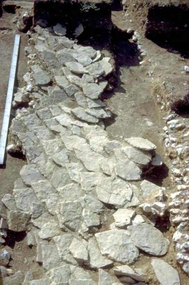 Azulejos se derrumbó por el techo de piedra caliza