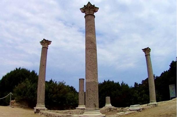 The residence had bedrooms and a large living room with a view of the sea built on three terraces around a courtyard or peristylium. The columns have Corinthian capitals.