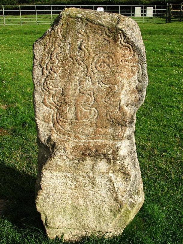 Decorado de pie de piedra fuera del lado sureste del túmulo Bryn Celli Ddu. 