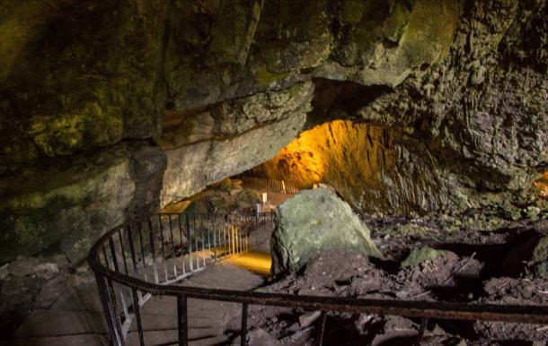 La Reputación oscuro de la cueva de Dunmore de Irlanda