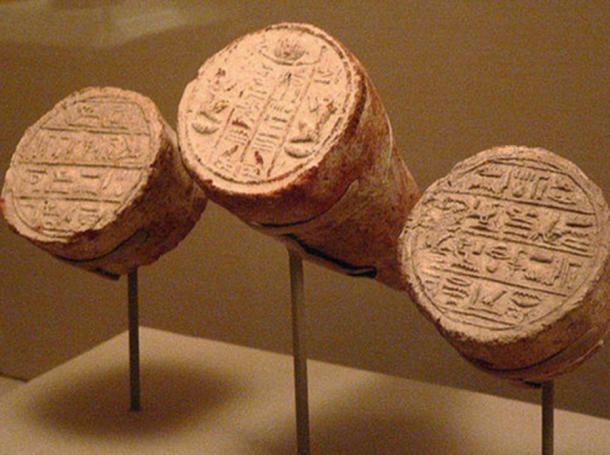 conos funerarios egipcios de Mentuemhet con escritura jeroglífica 650 antes de Cristo.
