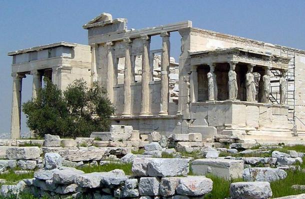 El Erecteion, antiguo templo griego en la Acrópolis de Atenas.  Fue dedicado a Poseidón y Atenea.