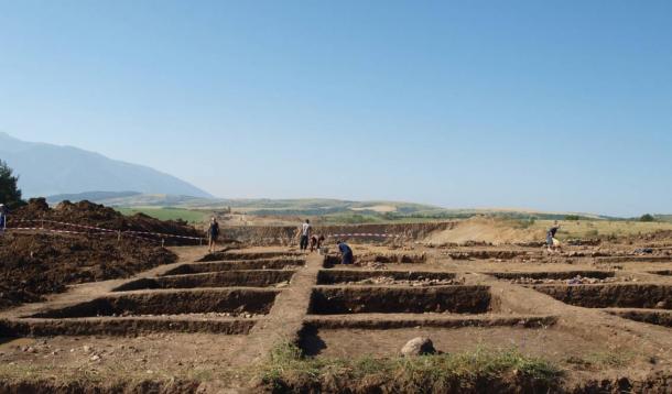 Las excavaciones en el temprano asentamiento neolítico cerca Mursalevo en el suroeste de Bulgaria.