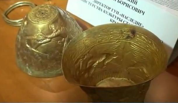 Vasos y pulsera de oro descubiertos por arqueólogos en un kurgan cerca Strovopol en 2013.
