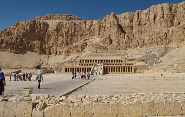 Templo funerario de Hatshepsut con los acantilados en el fondo. 