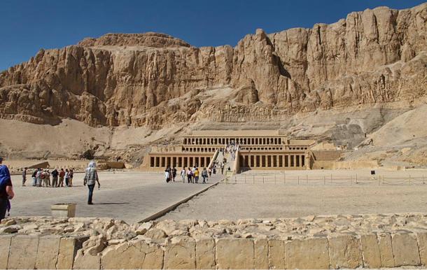 Templo funerario de Hatshepsut con los acantilados en el fondo.
