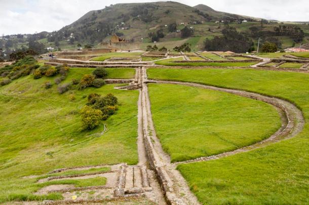 Una vista de Ingapirca con el Templo del Sol en la distancia.