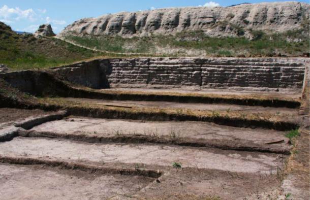 1,300-year-old fortress-like structure on Siberian lake continues to mystify experts Inside-the-complex-of-Por-Bajin