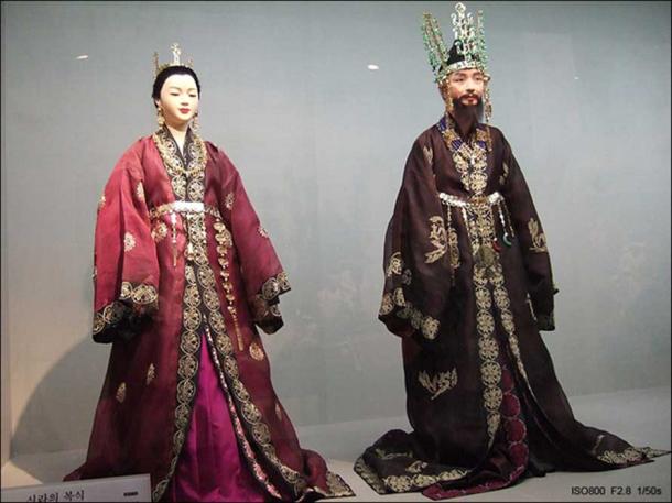 King and Queen of Silla. South Korea, Seoul National Folk Museum - Traditional Korean Costumes of Silla Kingdom (57 BC – 935 AD) (CC BY-SA 2.0)