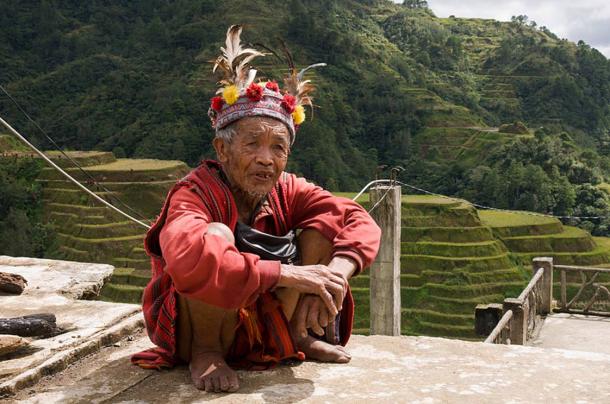 El hombre de la tribu Ifugao con el traje tradicional.
