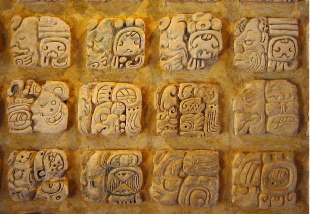Glifos mayas en estuco en el Museo de Sitio de Palenque, México