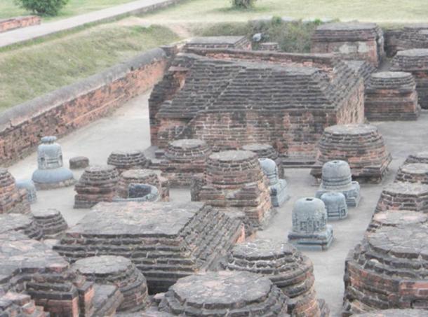 Vista general de las stupas votivas de Nalanda en Bahar, similar a la arquitectura camboyana Stupa
