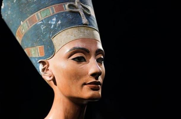 El busto de Nefertiti icónica, descubierta por Ludwig Borchardt, es parte de la colección Ägyptisches Museo de Berlín, actualmente en exhibición en el Museo Altes