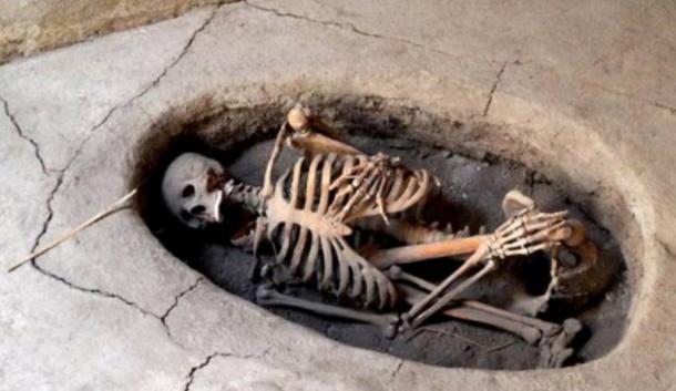 Enterramiento neolítico de Asikli Höyük de restos en posición fetal (hocker), brazos abrazando las piernas.