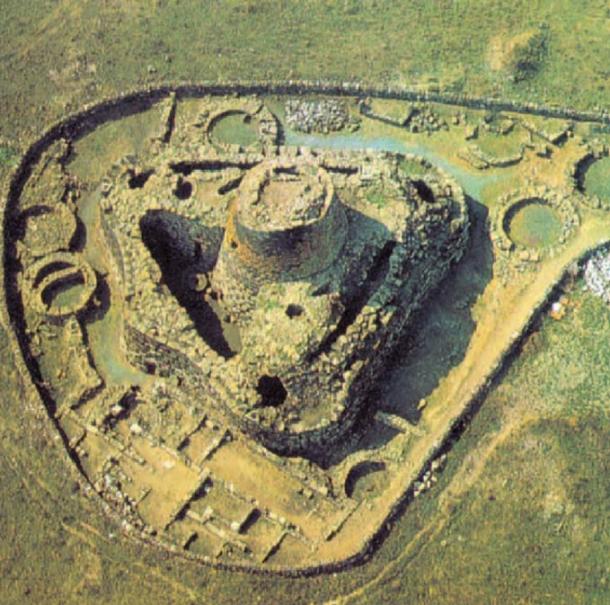 Más compleja construcción con baluarte.  Nuraghe Santu Antine, Torralba