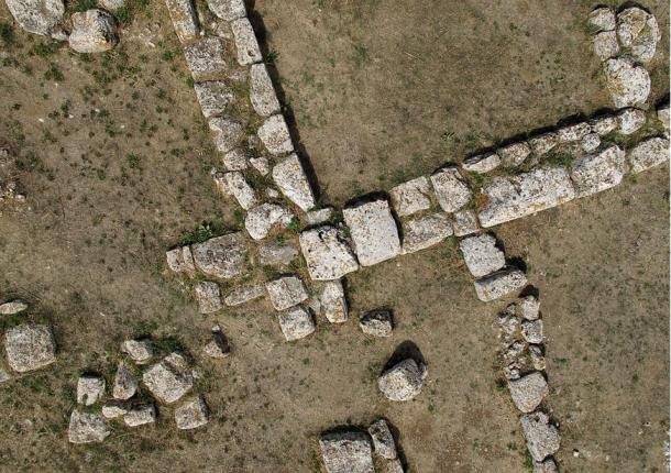 Pantalica (Sicilia): detalle Groundplan del Anaktoron (el palacio del rey).  Fotografía aérea vertical tomada por la fotografía aérea de la cometa