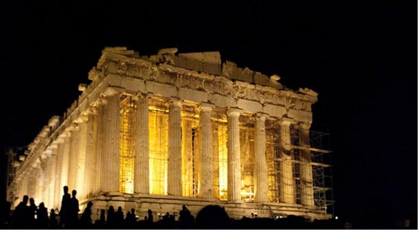 Famoso estructura griego antiguo, el Partenón por la noche. 