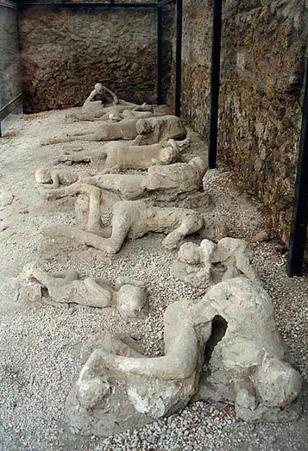 Yeso bastidores de los cadáveres de un grupo de víctimas humanas de la 79 Erupción del Vesubio AD, found in the so-called "Garden of the fugitives" en Pompeya. 