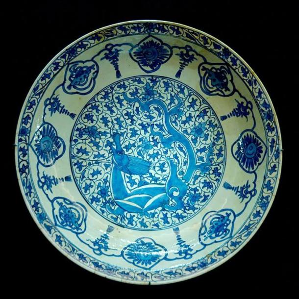 Plate decorated with dragon, 17th century. Iranian artwork inspired from 15th-century Chinese blue and white ceramic. 