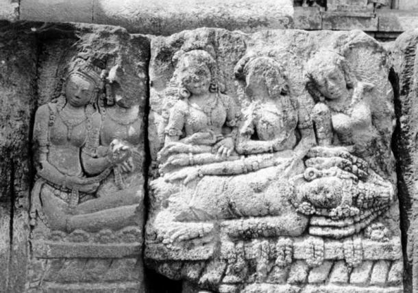 Reina Mandodari y las mujeres de Lanka luto la muerte de Ravana.  Bajo relieve del templo de Prambanan siglo noveno, Java, Indonesia.