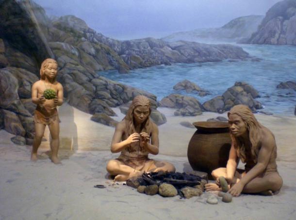 Niño prehistórico sostiene un juguete. Museo de Historia de Hong Kong