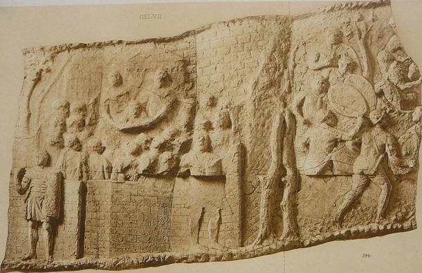 Los relieves de la Columna de Trajano por Conrad Cichorius.  Número de placa CVIII: El jefe de Decebalus muestra a las tropas romanas