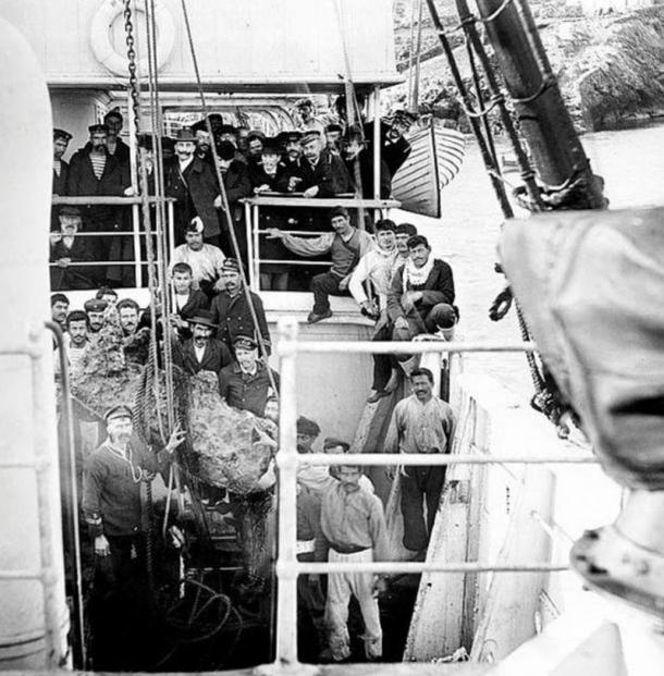 Los representantes del gobierno griego, la tripulación y los pescadores de esponjas en la cubierta del barco de la armada griega Mykali en invierno 1900/1901, tirando hacia arriba de los objetos del naufragio de Antikythera