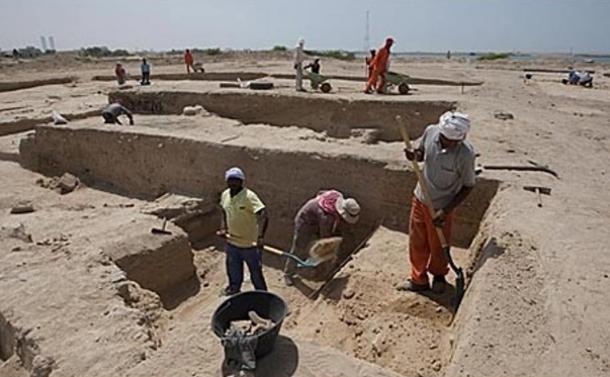 Rescue archaeology dig in progress at Julfar, April 2010