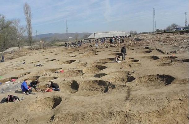 son más de 20, cerca del asentamiento. Sólo se han encontrado cuatro entierros.