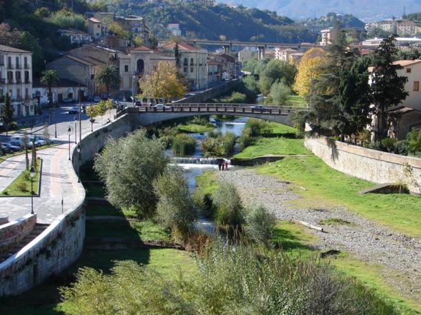 Alaric’s treasure is believed to be buried with his body somewhere near the confluence of two rivers in Cosenza, Italy. The River Crathis in Cosenza