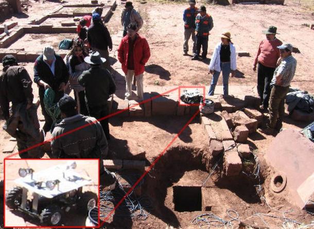 Excavaciones anteriores: la exploración robótica de un túnel en la pirámide de Akapana, el 13 de junio del 2006. 
