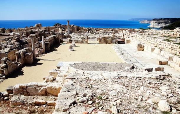 Ruínas romanas do século IV em Nea Paphos, Chipre com vista para o Mar Mediterrâneo