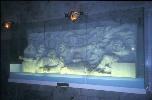 Escenas de la Shâhnameh esculpidas en relieves en el mausoleo de Ferdowsi de Tus, Irán
