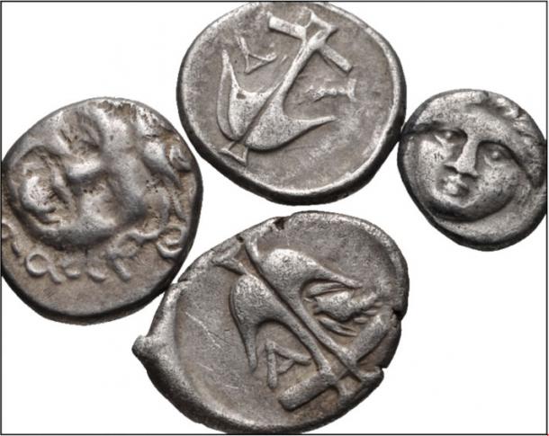 Las monedas de plata de Apollonia Pontika en Tracia, cangrejos que ofrece, anclas, y gorgoneion (cabeza de Gorgona). 