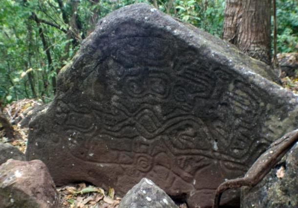 Petroglifos serpiente-como en una roca en la isla de Ometepe 