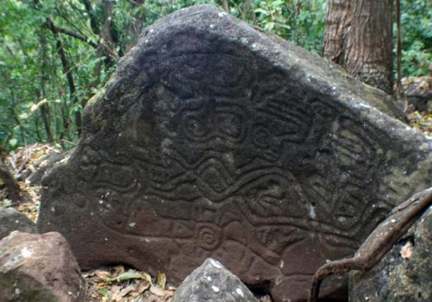 Petroglifos serpiente-como en una roca en la isla de Ometepe