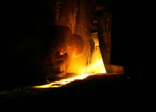 La luz del amanecer del solsticio de entrar en el monumento de Newgrange, una foto de Cyril Byrne del Irish Times, como se ve en Astronomía Foto de la NASA del sitio web del Día.