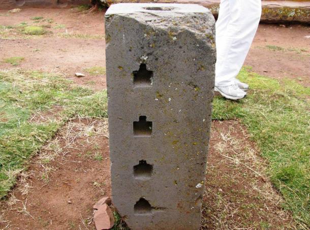 Bloque de piedra en Puma Punku con un conjunto de agujeros ciegos de forma compleja