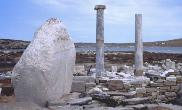 Estructuras de piedra y monumentos por el mar en Delos