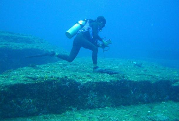 The Statues and Symbolic Gestures that Link Ancient Göbekli Tepe, Easter Island, and Other Sites Around the World  Sunken-formations-of-the-Yonaguni-Monument