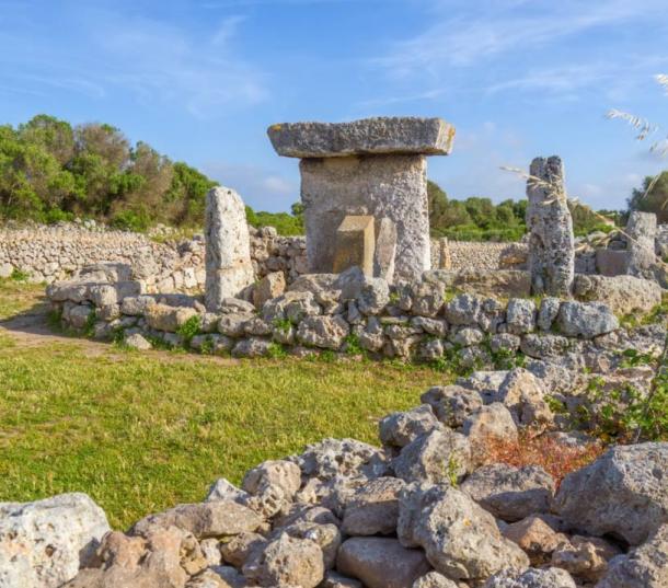 Talaiot de Trepuco, con forma de mesa megalítico Taula monumento en la isla de Menorca, España.